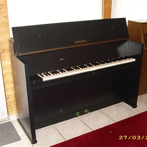 Schimmel-Piano 001e.jpg