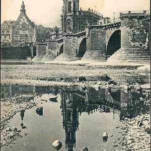 Ansichtskarte-Dresden-der-niedrigste-Wasserstand-seit-100-Jahren-1904.jpg