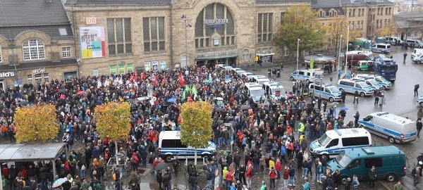 181110-d1218-gegendemonstranten-jonek.jpg