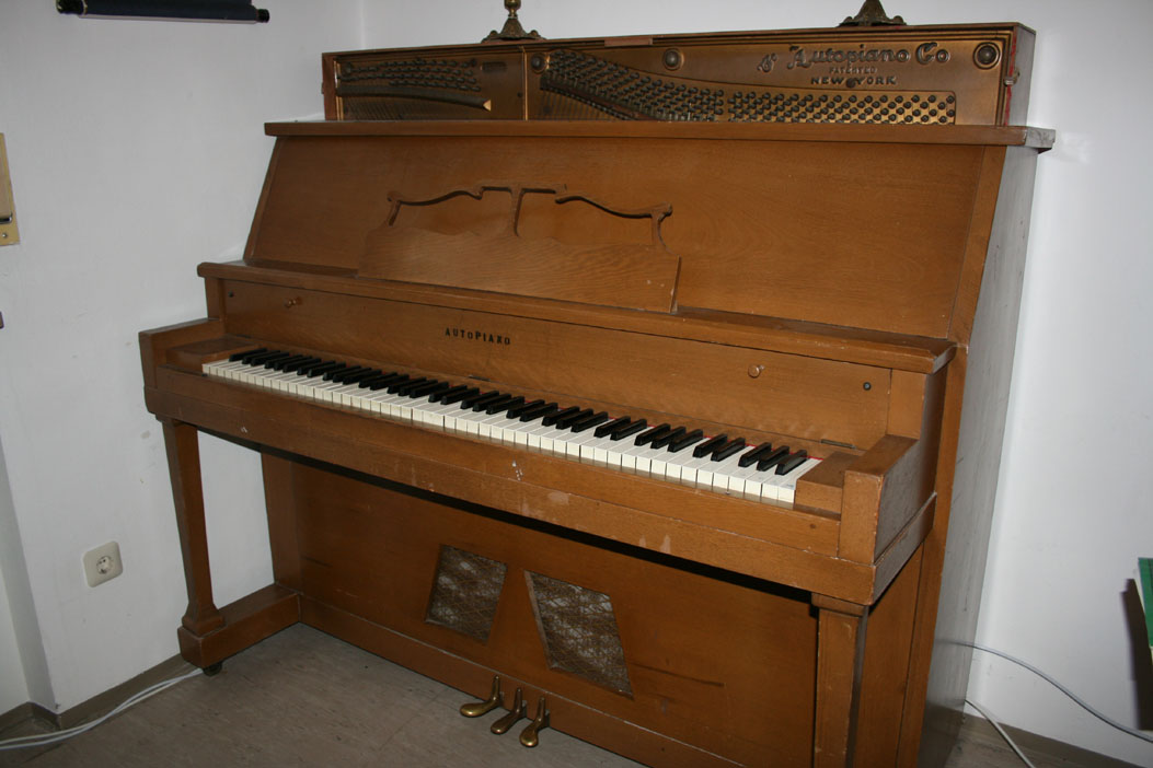 Piano 1.JPG